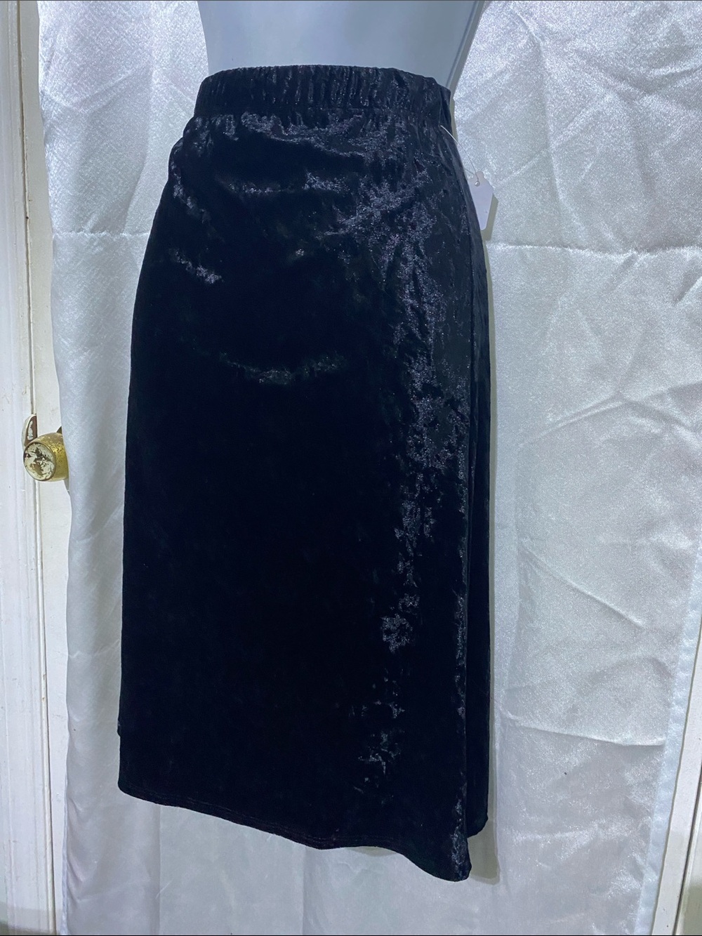 VTG 90’s Classic Black Velvet Midi Skirt